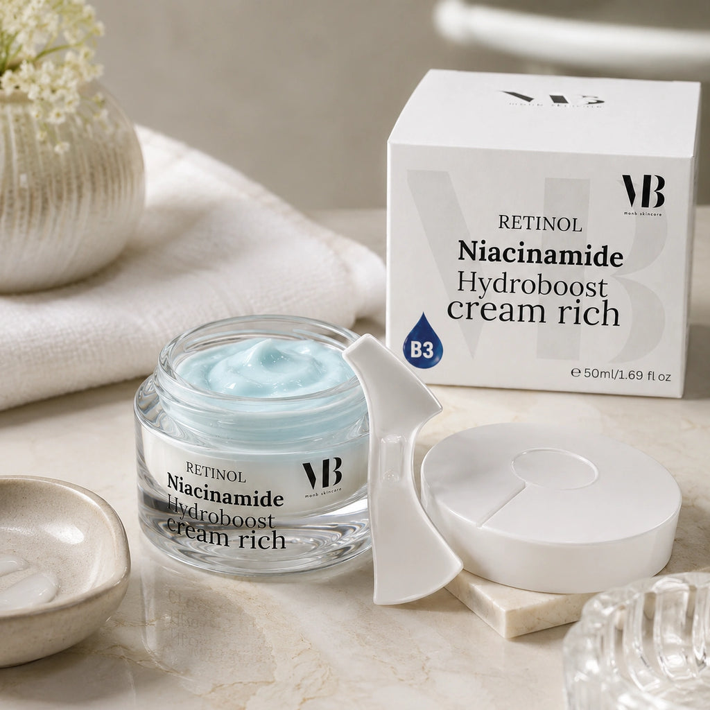 Geöffneter Tiegel der MOnB Retinol Niacinamide Hydroboost Cream Rich mit hellblauer Creme und Spatel für intensive Pflege und Feuchtigkeit