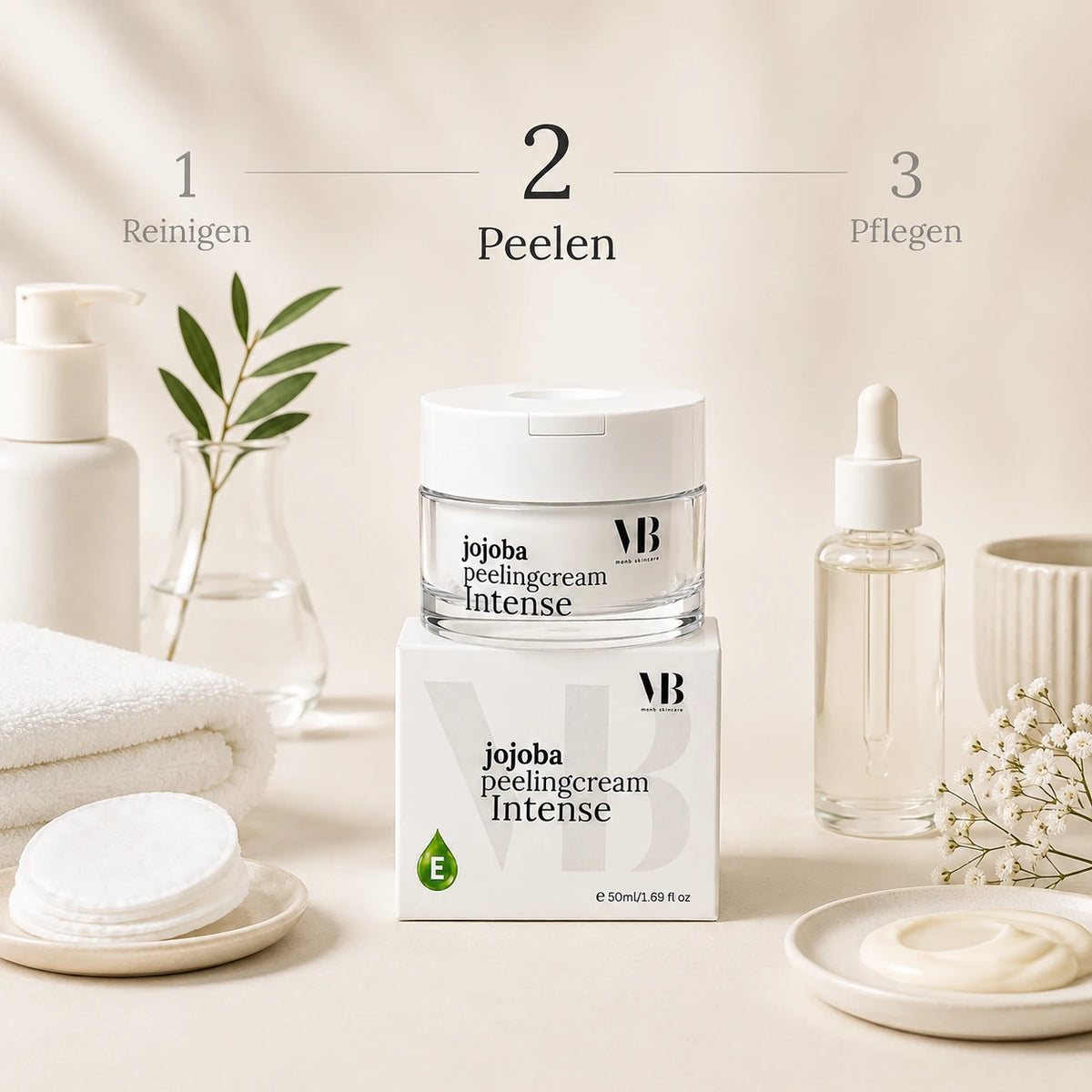 MOnB Jojoba Peelingcreme Intense als Schritt 2 der Pflegeroutine zwischen Reinigung und anschließender Pflege.