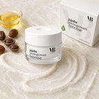 Nahaufnahme der MOnB Jojoba Peelingcreme Intense mit cremiger Textur und feinen Peelingpartikeln.
