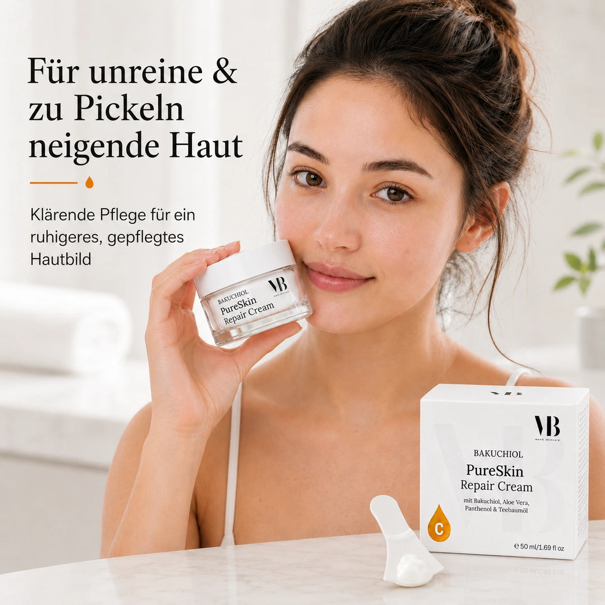 Offener Tiegel der MOnB Bakuchiol PureSkin Repair Cream mit Spatel für eine saubere und einfache Anwendung in der täglichen Pflegeroutine
