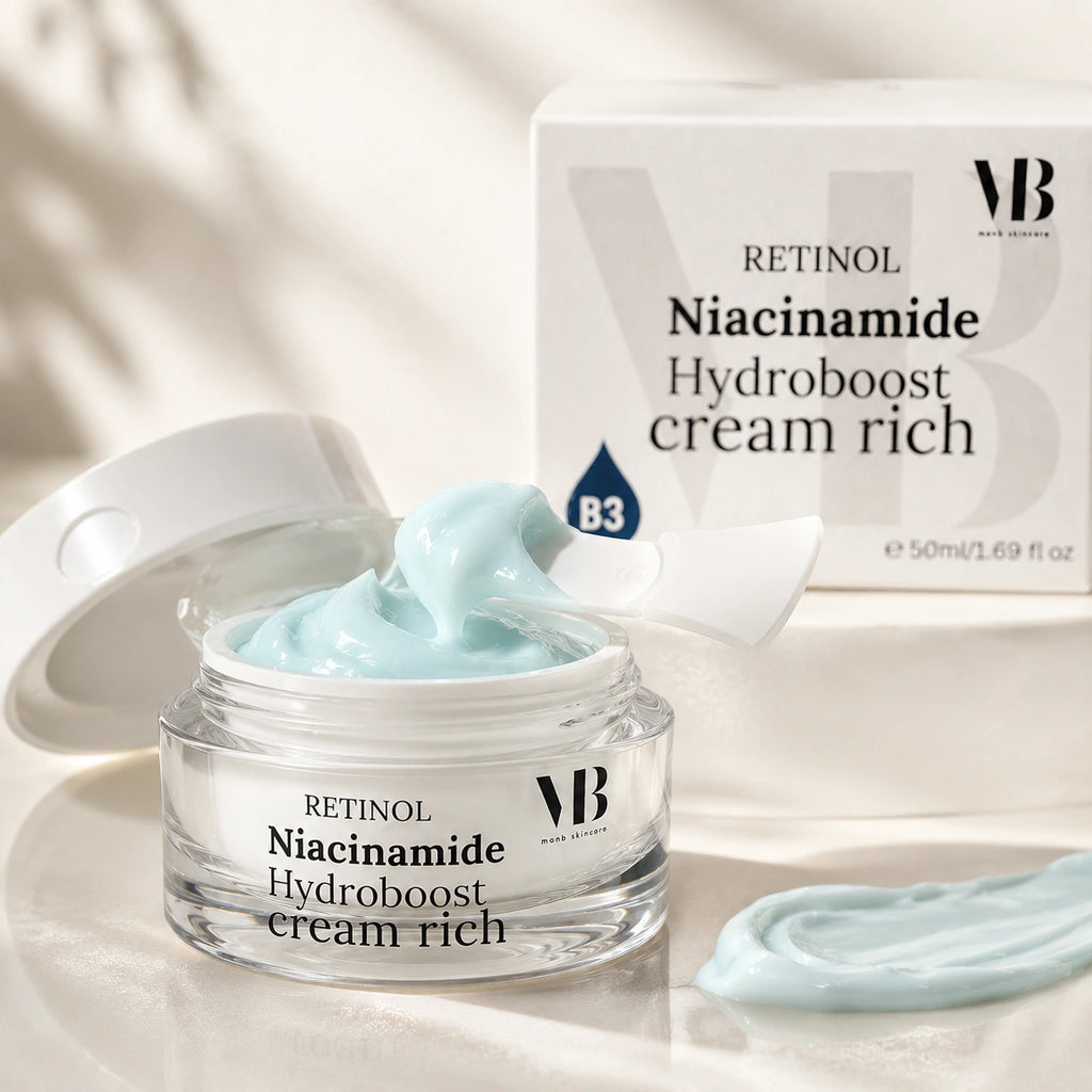 Nahaufnahme der MOnB Retinol Niacinamide Hydroboost Cream Rich mit hellblauer Creme-Textur und Spatel für ein weiches gepflegtes Hautgefühl
