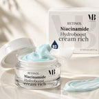 Nahaufnahme der MOnB Retinol Niacinamide Hydroboost Cream Rich mit hellblauer Creme-Textur und Spatel für ein weiches gepflegtes Hautgefühl