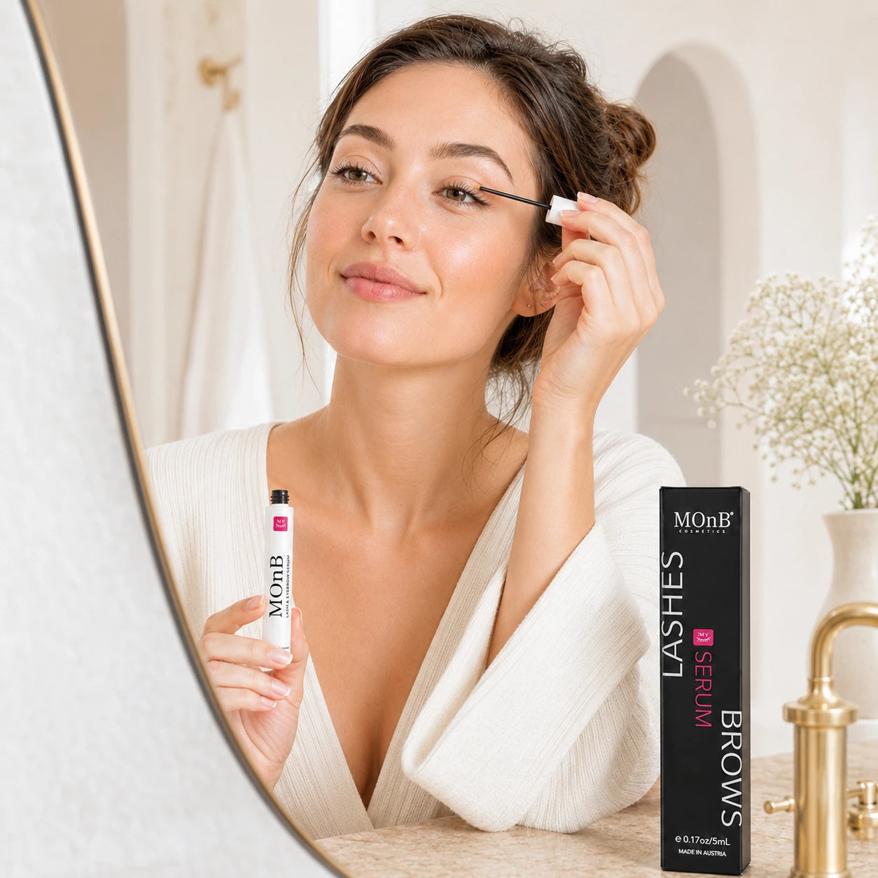 Junge Frau verwendet MOnB Lash & Eyebrow Serum vor dem Spiegel für gepflegte, voller wirkende Wimpern und Augenbrauen in der täglichen Beauty-Routine