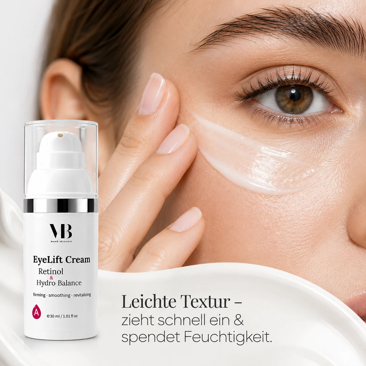 MOnB EyeLift Cream Retinol & Hydro Balance mit leichter Creme-Textur beim Auftragen auf die Augenpartie.