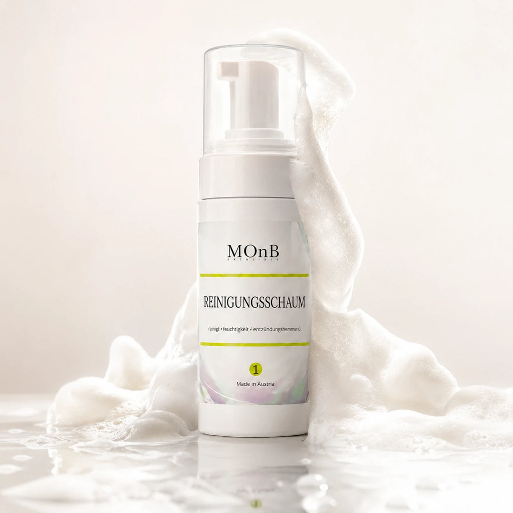 MOnB Reinigungsschaum mit luftigem Schaum, Wasserreflexen und frischer Reinigungspflege im hellen Premium-Skincare-Look.