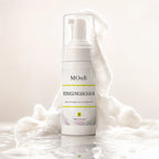 MOnB Reinigungsschaum mit luftigem Schaum, Wasserreflexen und frischer Reinigungspflege im hellen Premium-Skincare-Look.