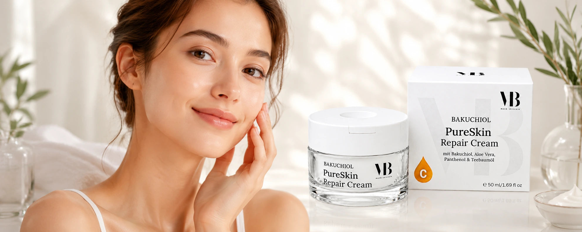 MOnB Bakuchiol PureSkin Repair Cream als Slider-Bild mit Frau, Creme-Tiegel und Produktverpackung in heller Premium-Skincare-Inszenierung.