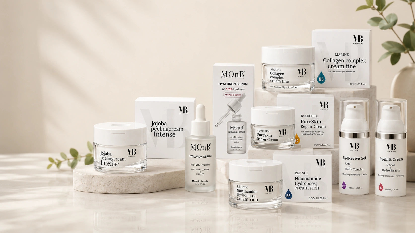 MOnB Skincare Produkte in heller Premium-Inszenierung mit Seren, Cremes, Augenpflege und Spezialpflege für die tägliche Hautpflegeroutine.