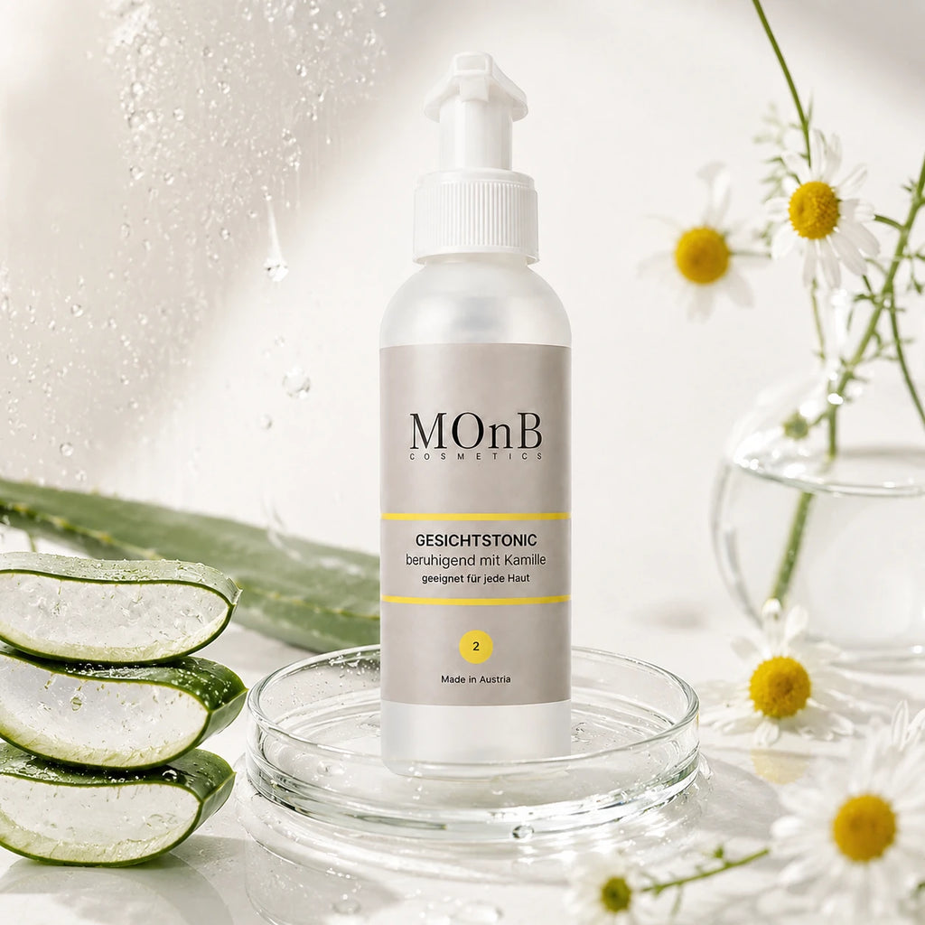 MOnB Gesichtstonic mit Kamille in heller Skincare-Inszenierung mit Wasser, Aloe-Vera-Elementen und frischer Pflegeatmosphäre.