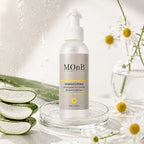 MOnB Gesichtstonic mit Kamille in heller Skincare-Inszenierung mit Wasser, Aloe-Vera-Elementen und frischer Pflegeatmosphäre.