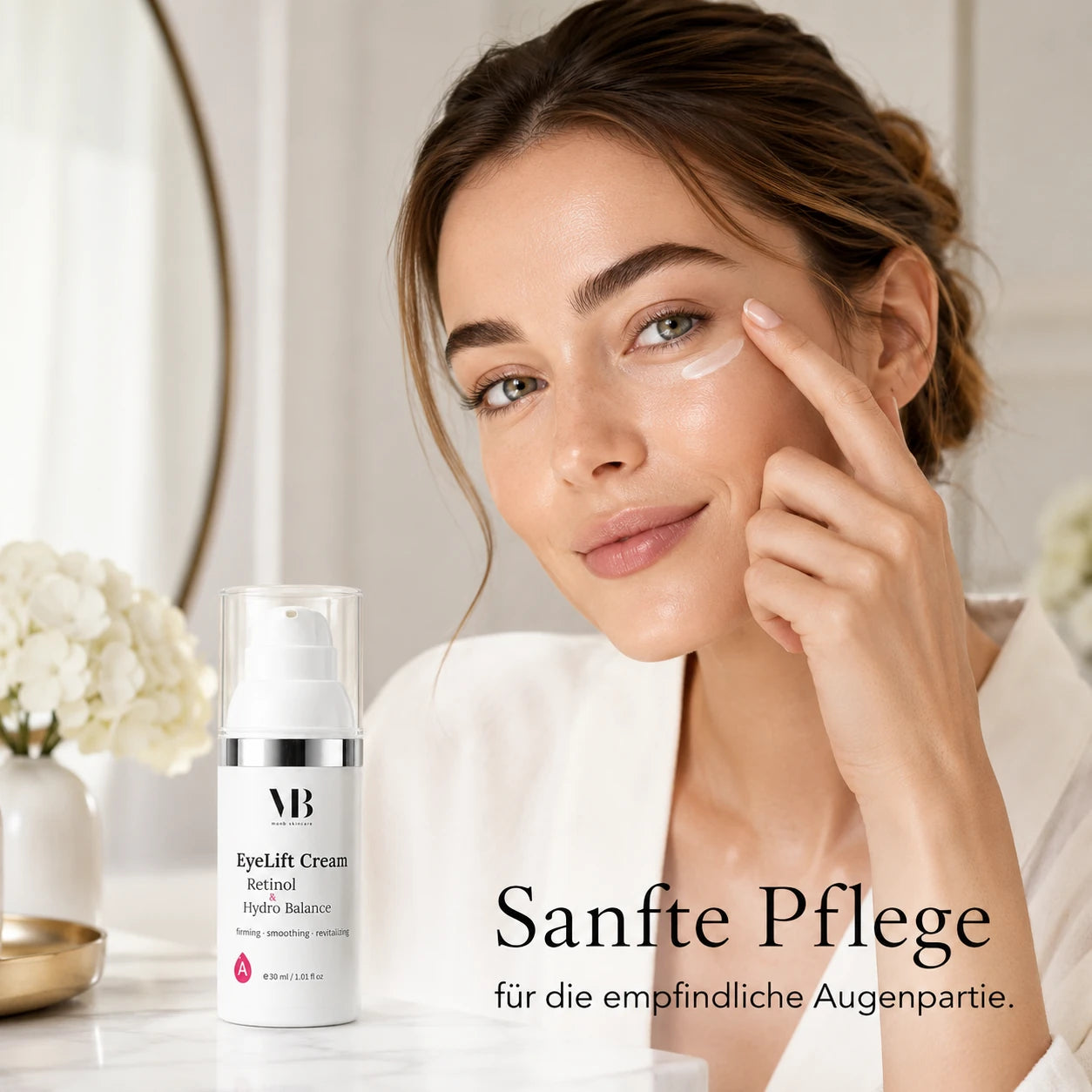 Frau trägt die MOnB EyeLift Cream Retinol & Hydro Balance sanft unter dem Auge auf.