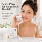 Junge Frau mit MOnB Bakuchiol PureSkin Repair Cream für eine ausgleichende Pflegeroutine bei unreiner und gestresster Haut