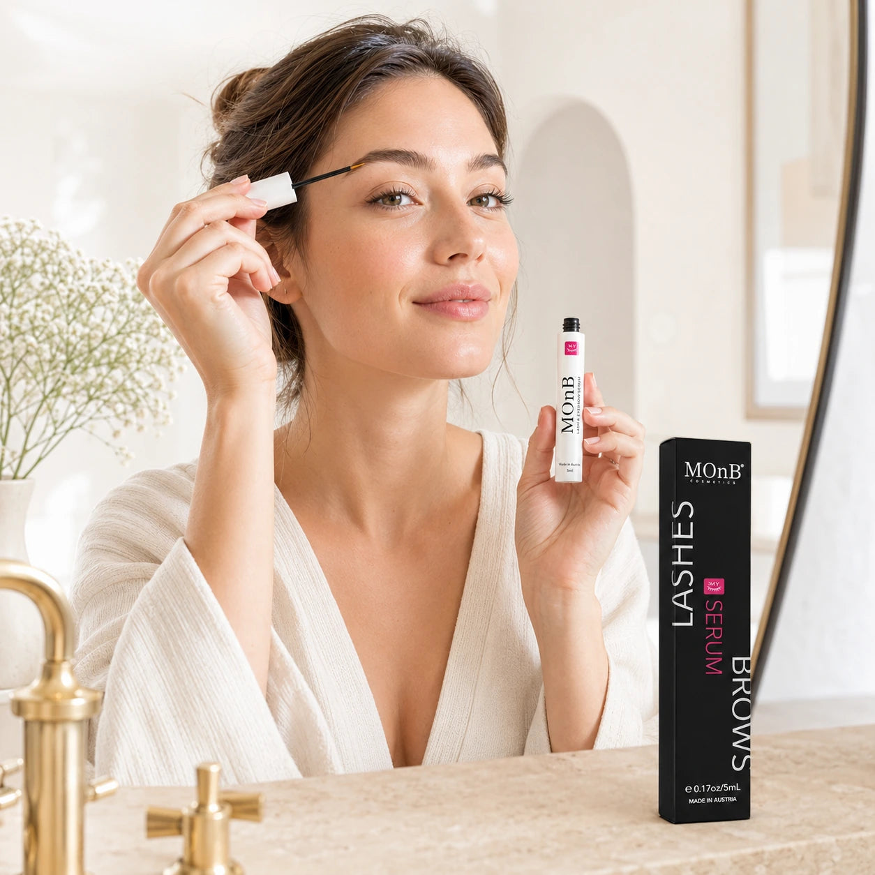 Junge Frau trägt MOnB Lash & Eyebrow Serum auf die Wimpern auf – pflegendes Wimpernserum und Augenbrauenserum für voller wirkende Wimpern in 14 Tagen bei regelmäßiger Anwendung