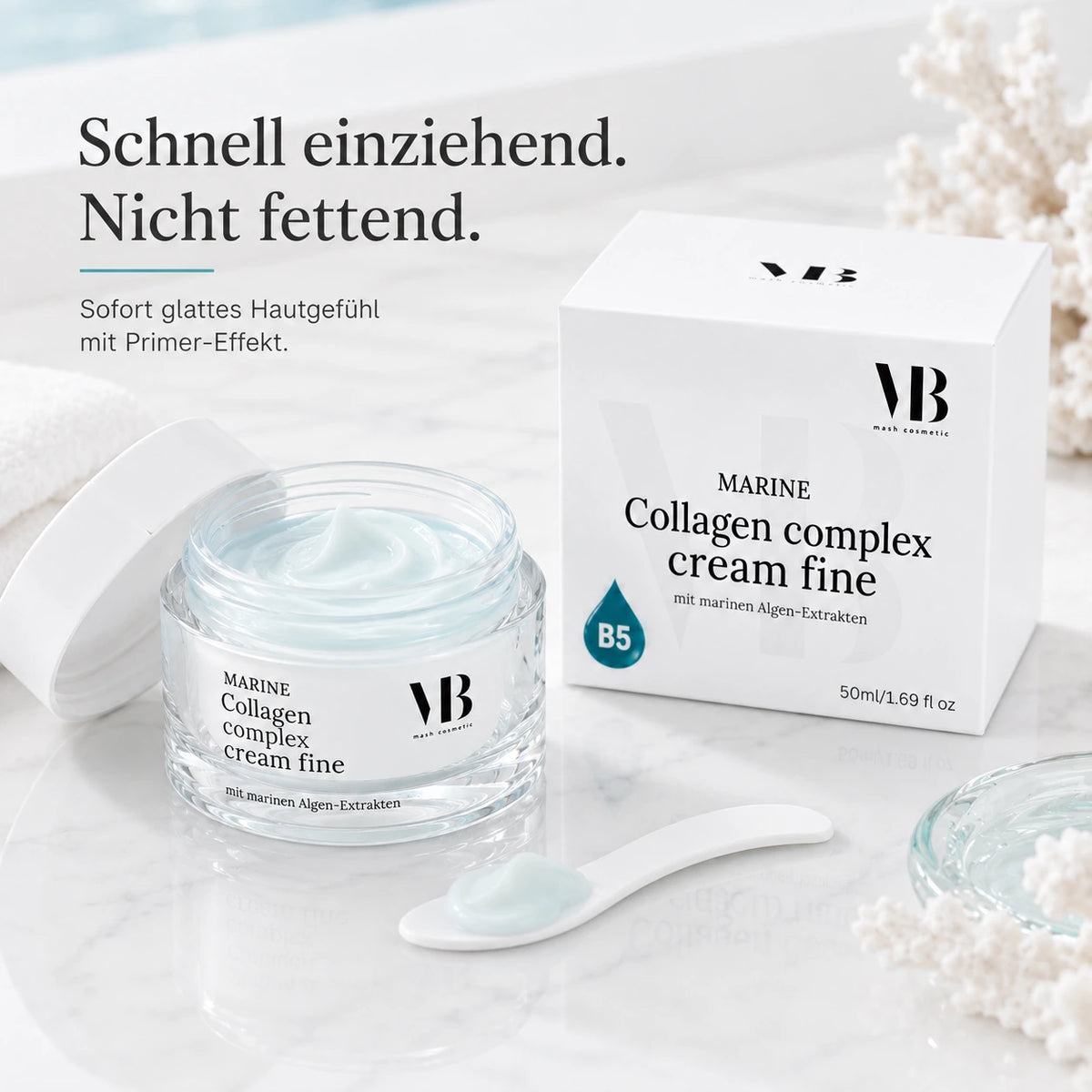 Offener Tiegel der MOnB Marine Collagen Complex Cream Fine mit hellblauer Creme, schnell einziehend, nicht fettend und mit glättendem Primer-Effekt