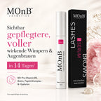 Junge Frau verwendet MOnB Lash & Eyebrow Serum vor dem Spiegel für gepflegte, voller wirkende Wimpern und Augenbrauen in der täglichen Beauty-Routine
