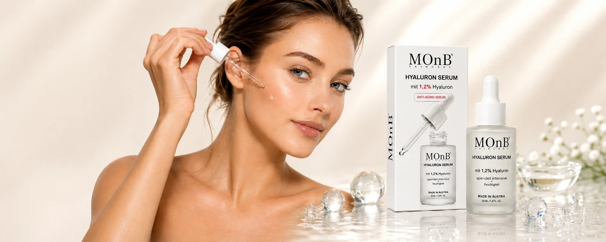 MOnB Hyaluron Serum mit 1,2 % Hyaluron als Anwendungsszene mit Frau, Serumflasche, Verpackung und heller Premium-Skincare-Inszenierung.